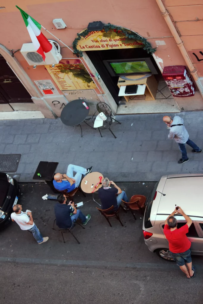 photographies d'Italie un groupe de personnes regardent un match de football dans la rue à Rome