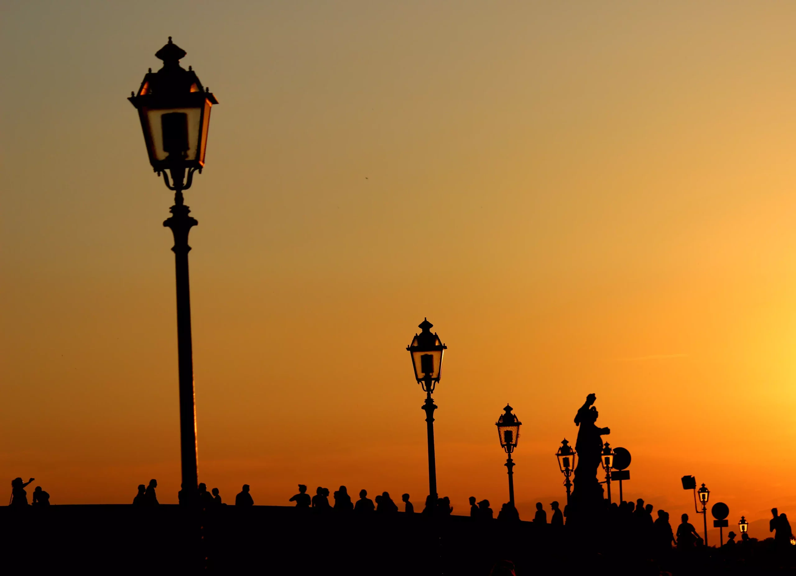 "photographies d'Italie, crépuscule à Florence, foule de touristes sur un pont