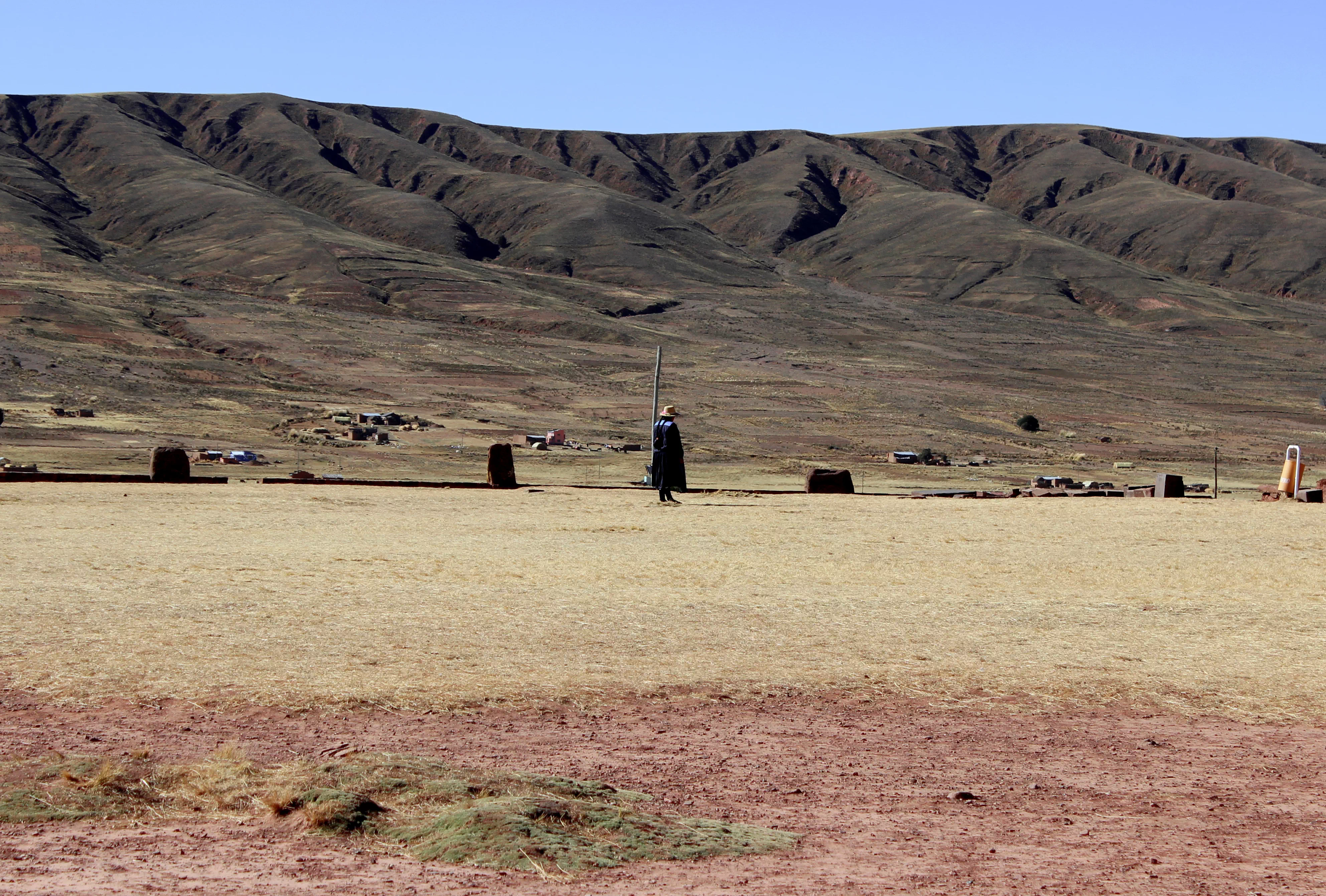 photographies de bolivie Une Bolivienne indigène sur le site archéologique Tiwanaku