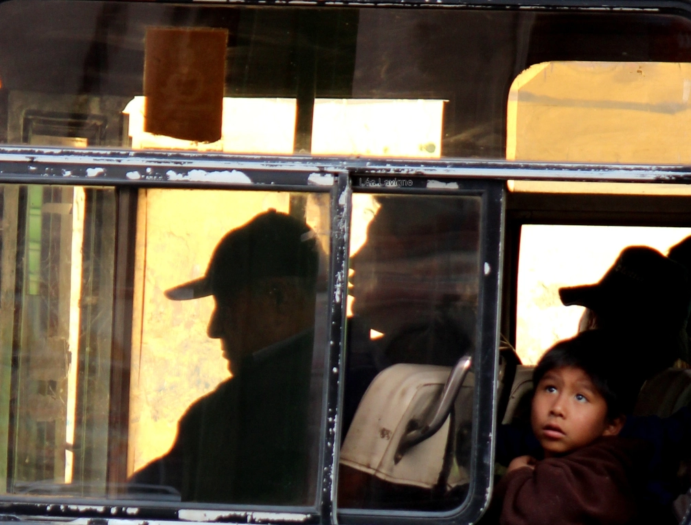 photographie petit garçon bus bolivie cochabamba